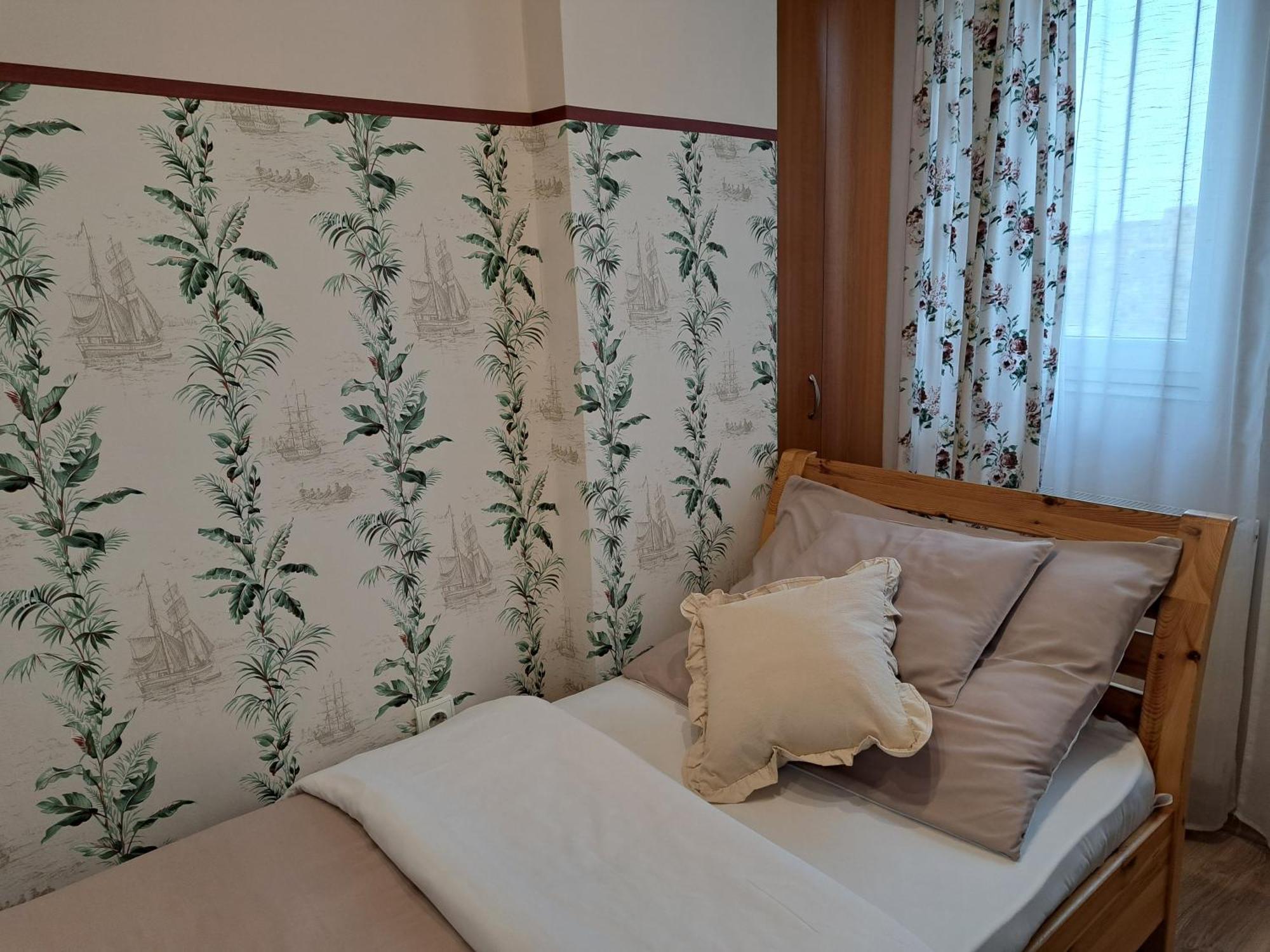 Orient Apartmanhaz Егер Екстериор снимка