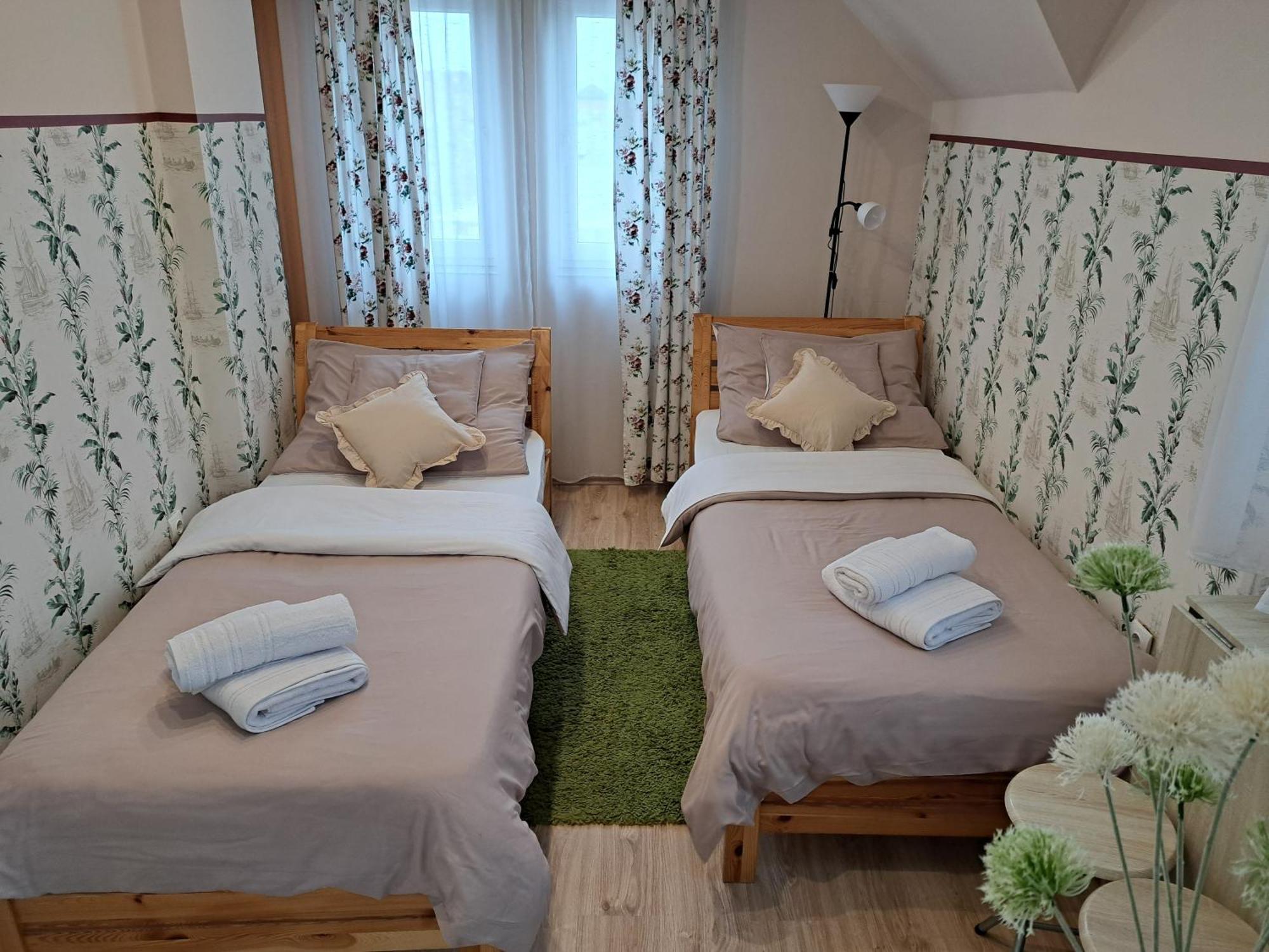 Orient Apartmanhaz Егер Екстериор снимка