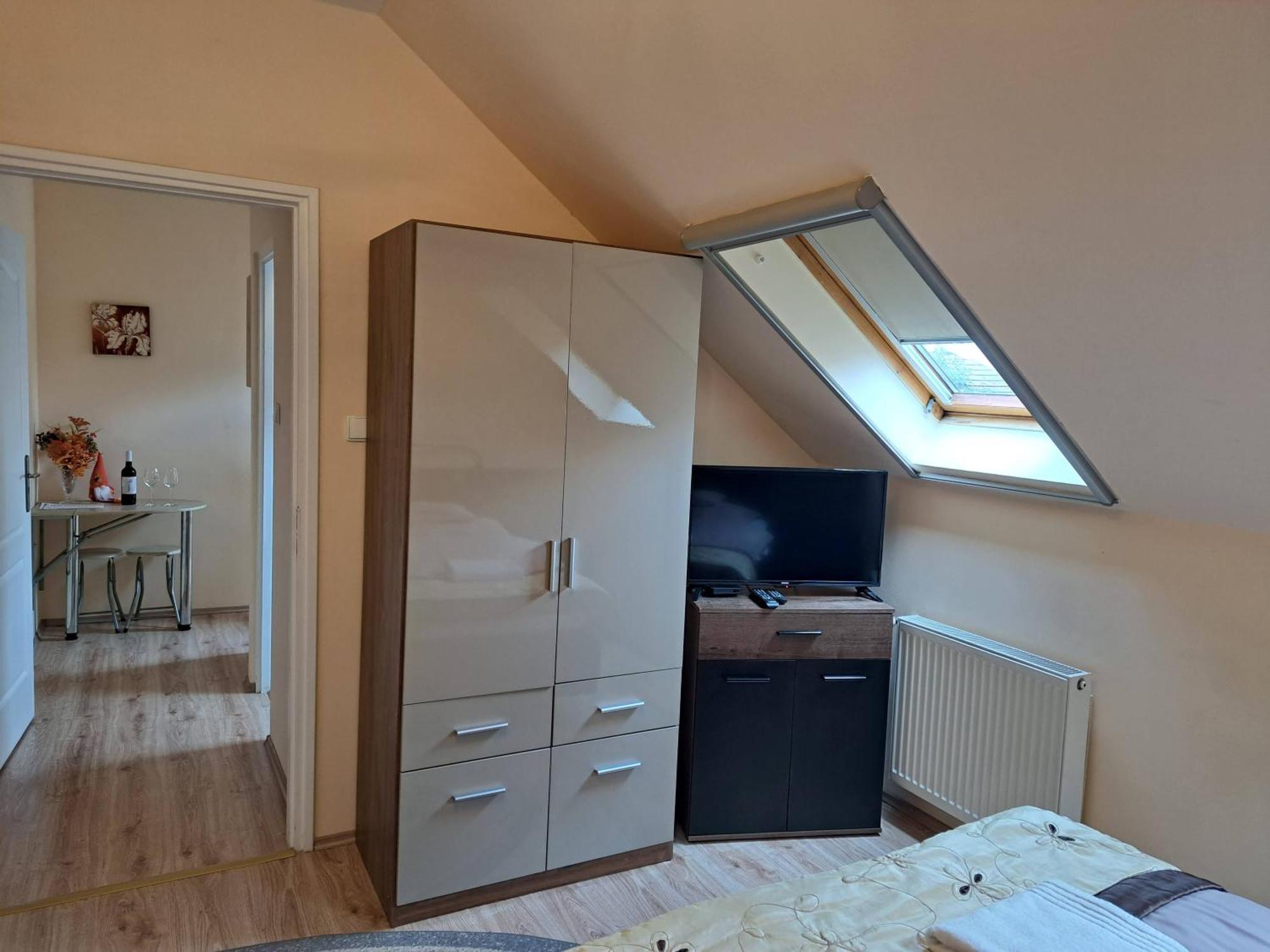 Orient Apartmanhaz Егер Екстериор снимка