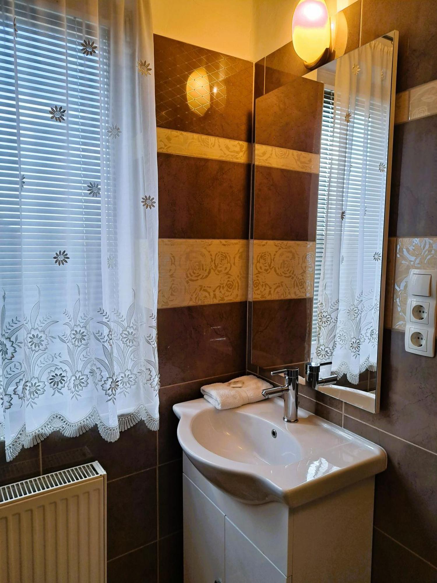 Orient Apartmanhaz Егер Екстериор снимка