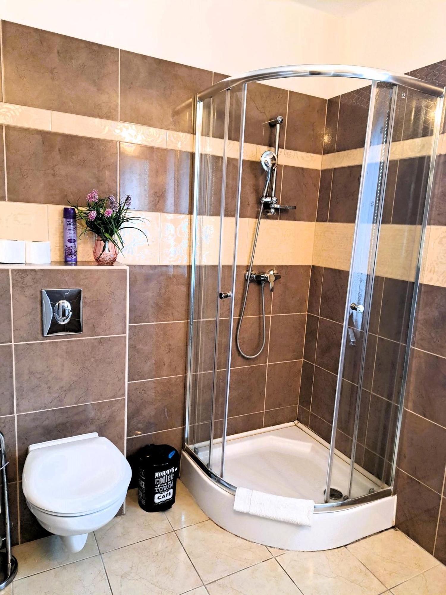 Orient Apartmanhaz Егер Екстериор снимка
