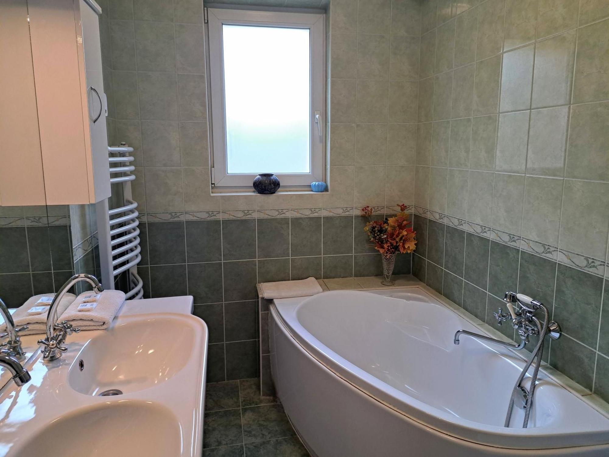 Orient Apartmanhaz Егер Екстериор снимка