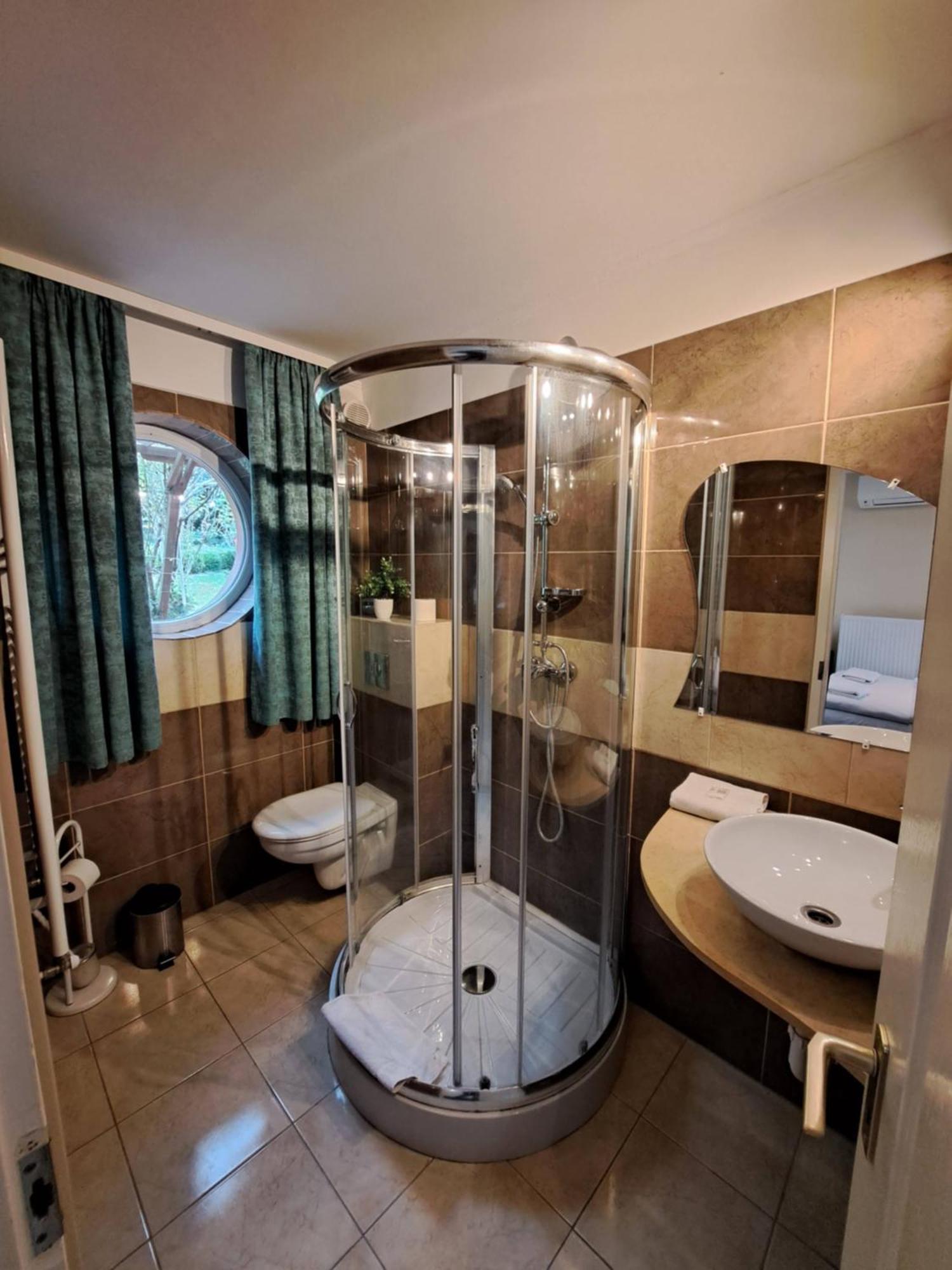 Orient Apartmanhaz Егер Екстериор снимка